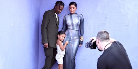 KYLIE JENNER VE TRAVIS SCOTT KIRMIZI HALIDA