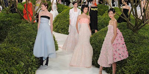 YAZ DÜĞÜNLERİ İÇİN ELBİSE ÖNERİLERİ