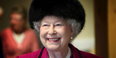 KRALİÇE II. ELIZABETH ARTIK KÜRK GİYMEYECEK