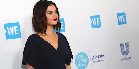 SELENA GOMEZ KIYAFETLERİNİ DAĞITIYOR!