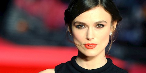 KEIRA KNIGHTLEY, CHANEL’İN YENİ VİDEOSUNDA ŞARKI SÖYLÜYOR