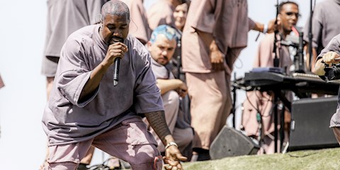 BRAD PITT SUNDAY SERVICE'E KATILDI