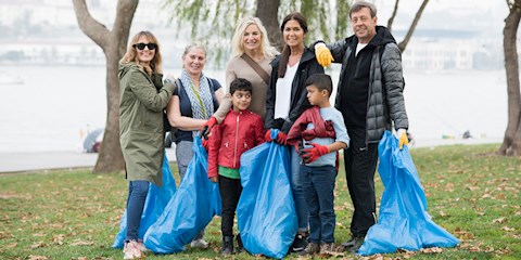 ÜNLÜ İSİMLER ÇÖP TOPLADI