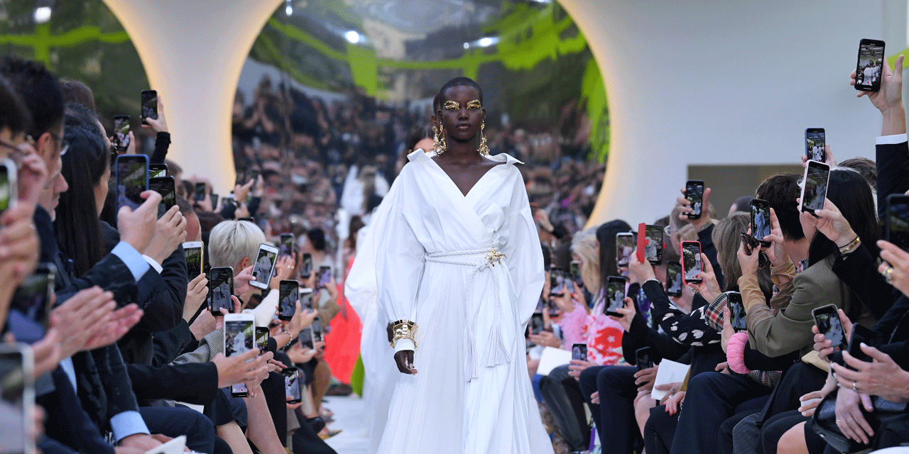 VALENTINO KADIN VE ERKEK KOLEKSİYONLARINI MİLANO'DA SERGİLEYECEK