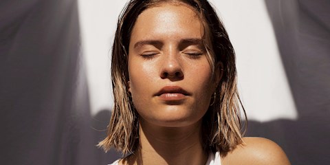 CİLDİMİZİN YENİLEYİCİ GÜCÜ: ÇAY AĞACI ÖZÜ