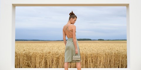 JACQUEMUS İLKBAHAR YAZ 2021 DEFİLESİ BİR BUĞDAY TARLASINDA GERÇEKLEŞTİ