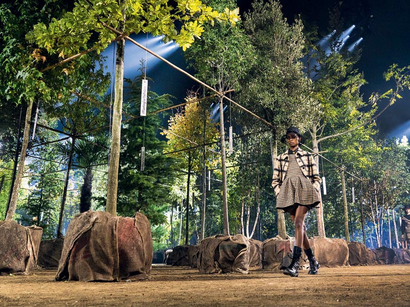 MODA DÜNYAYI KOLLUYOR / 4