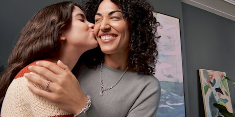 PANDORA, ANNELER GÜNÜNDE KOŞULSUZ SEVGİYİ KUTLUYOR