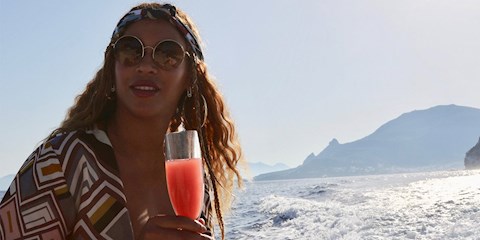 BEYONCE İKİZLERİNİN RESMİNİ PAYLAŞTI!