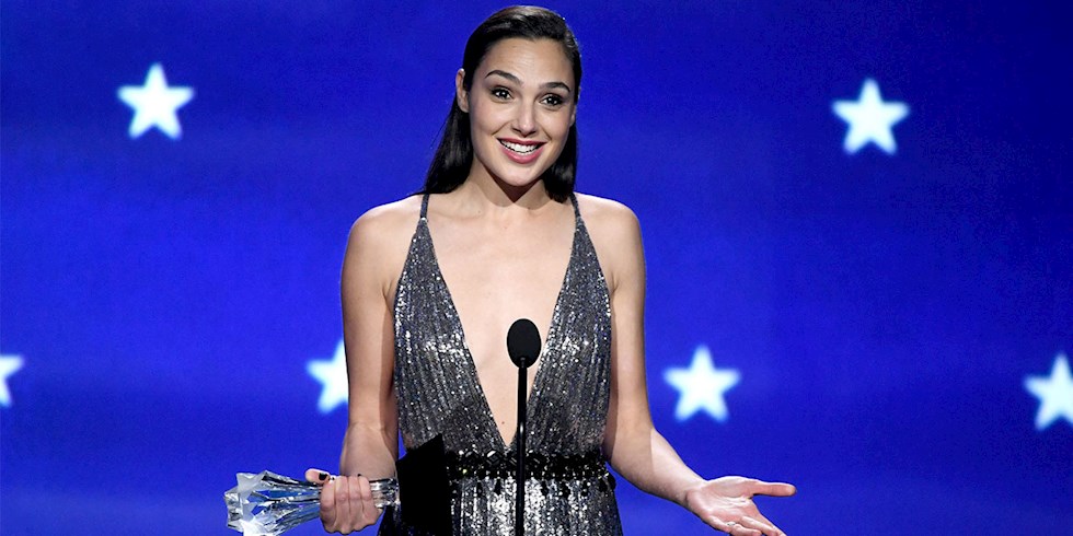 KIRMIZI HALIDA PARMAK ARASI SANDALET MODASI