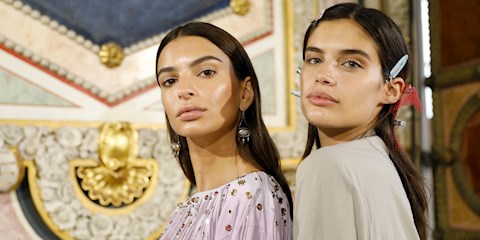 DOLGUNLAŞTIRICI ETKİLİ 10 DUDAK PARLATICISI