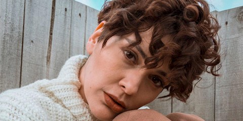 BERGÜZAR KOREL'DEN TEK KİŞİLİK OYUN:  " KIZLAR VE OĞLANLAR"