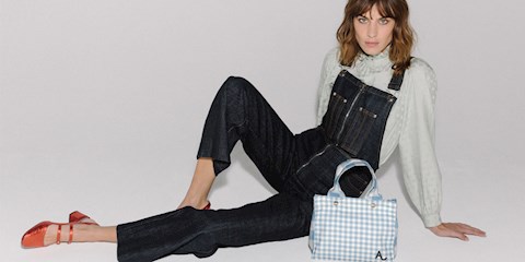 ALEXA CHUNG’DAN KARELİ ÇANTA