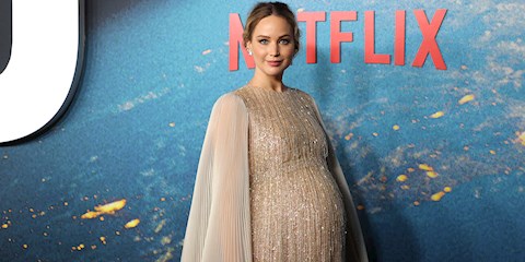 JENNIFER LAWRENCE PARLAYAN HAMİLE STİLİ İLE İLK KEZ KIRMIZI HALIDA