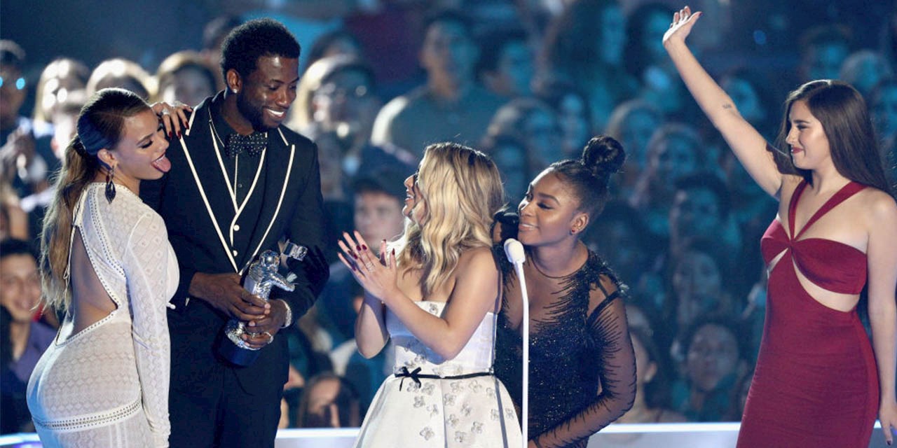 ÜNLÜLER MTV VMA 2017 KIRMIZI HALISINDA