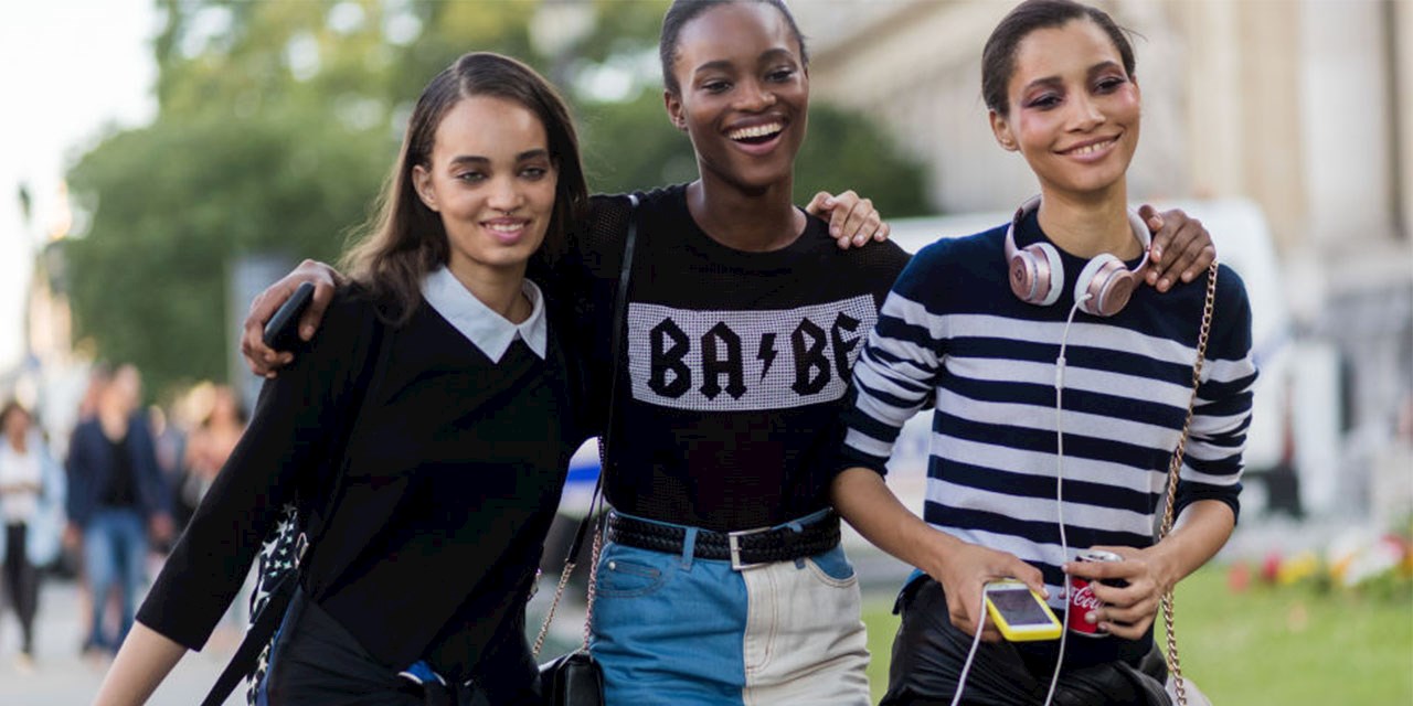 NEW YORK MODA HAFTASI’NDA MAVİ KURDELELER GÖRÜRSENİZ ŞAŞIRMAYIN