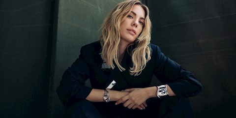 DÜNYAYA SEVGİYLE BAKIYOR: EDA ECE 