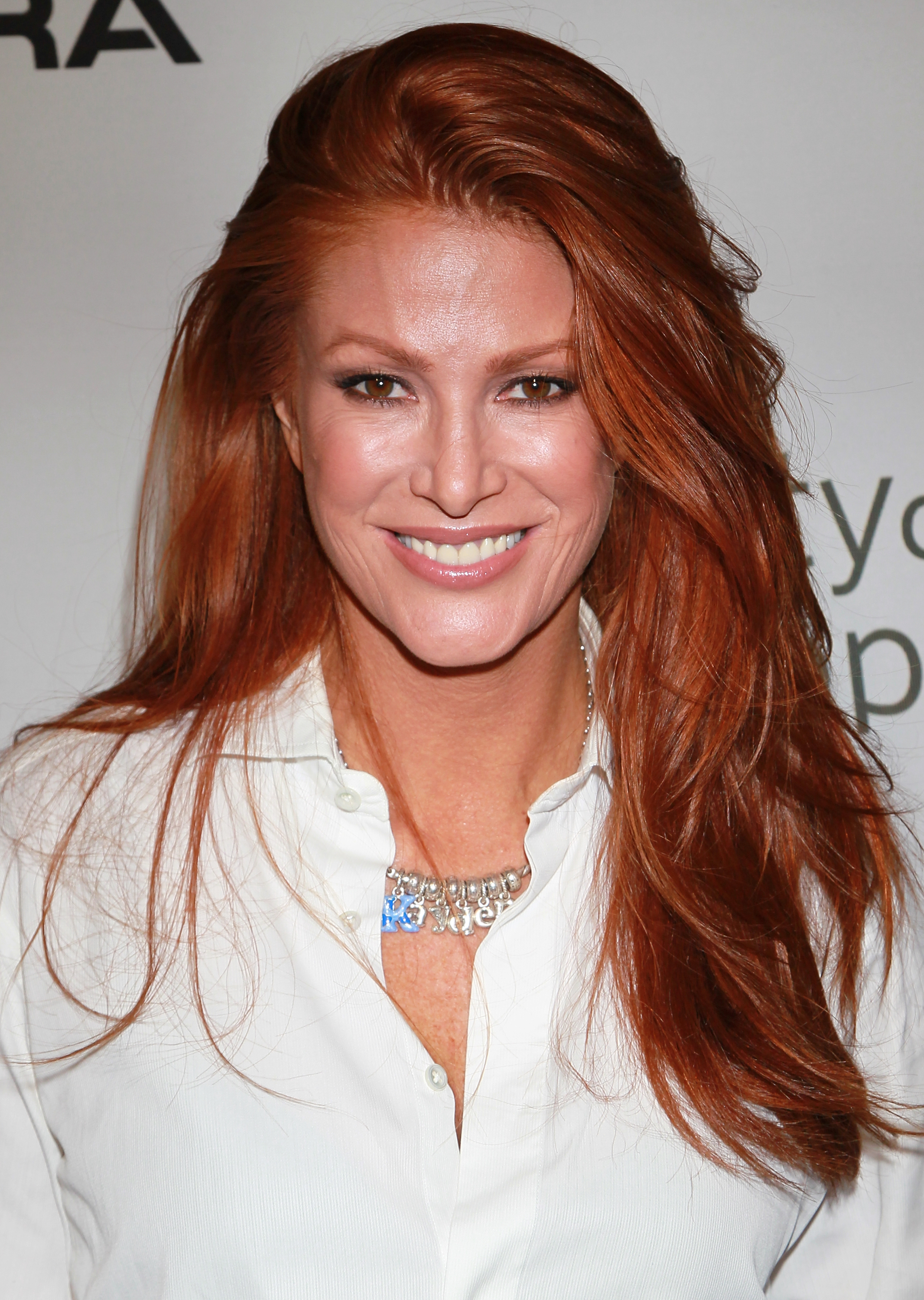 Angie Everhart'ın göz alıcı bakır saçları