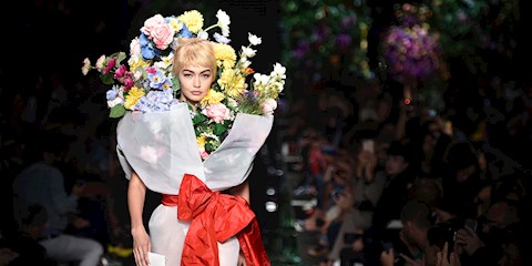 GIGI HADID KOCAMAN BİR ÇİÇEK BUKETİ OLDU