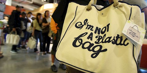 ÜNLÜ MARKALAR DÜNYA PLASTİK KRİZİ İÇİN FARKINDALIK YARATIYOR