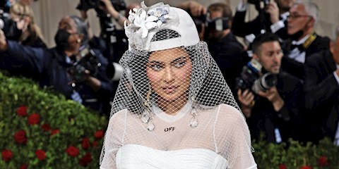 KYLIE JENNER’IN, 90'LAR ESİNTİLİ MEGA İNCE KAŞLARI