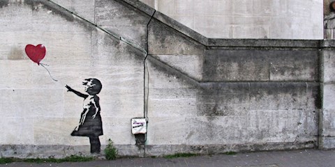 BANKSY’NİN AÇIK ARTIRMADA SATILAN ESERİ KENDİNİ İMHA ETTİ!