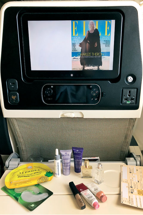 Dikkat, reklam içerir. Uçağın eğlence sisteminin içinde ELLE Amerika’yı bulunca şaşırdım fakat yüzümdeki maskeden dolayı hislerimi içimde yaşadım.