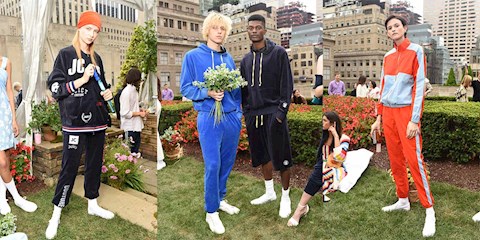 RENGARENK EŞOFMAN TAKIMLAR SOKAKLARDA