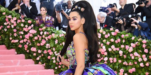 2021 SONBAHARININ VERSACE KIZI: KIZIL SAÇLI DUA LIPA!