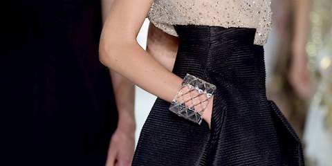 PLASTİK TRENDİ TAKILARI DA ELE GEÇİRDİ