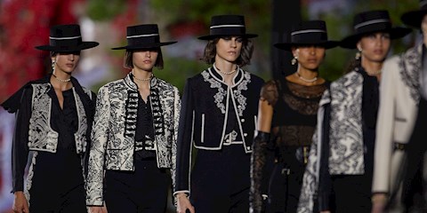DANS VE SANAT DOLU BİR YOLCULUK: DIOR CRUISE 2023 DEFİLESİ