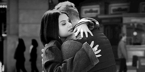 SELENA GOMEZ VE COLDPLAY'İN "LET SOMEBODY GO" MÜZİK VİDEOSU YAYINLANDI