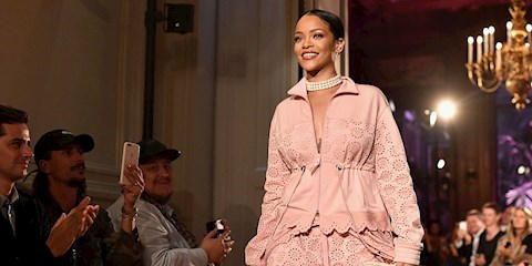RIHANNA İKONİK KIYAFETLERİNİ SERGİLEYEN ÇORAPLAR TASARLADI