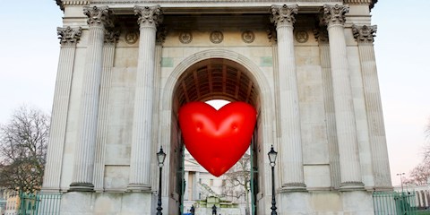 SEVGİLİLER GÜNÜ ANYA HINDMARCH İÇİN BİTMEDİ!