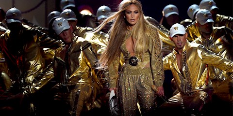 JENNIFER LOPEZ YİNE BÜYÜLEDİ…