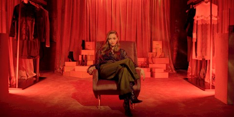 EMMA ROBERTS VE AMANDA SEYFRIED FENDI İÇİN KAMERA KARŞSINDA