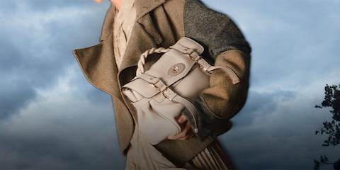 MULBERRY EN İKONİK ÇANTALARINDAN BİRİNİ YENİDEN ÜRETTİ