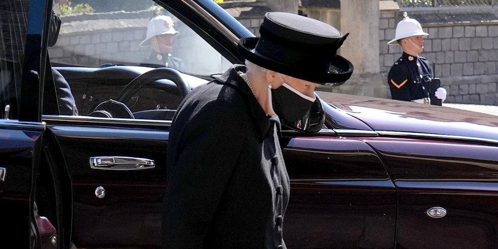 KRALİÇE II. ELIZABETH, PRENS PHILIP’İN CENAZESİNDE ANLAMLI BİR BROŞ TAKTI