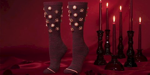 RIHANNA, SEVGİLİLER GÜNÜ İÇİN BİR ÇORAP KOLEKSİYONU ÇIKARDI