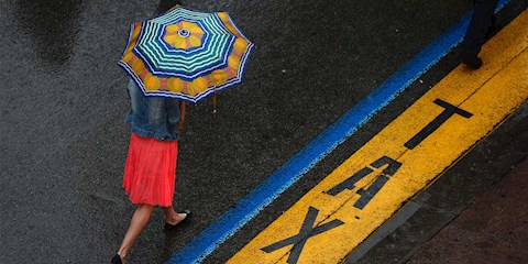 YAZ YAĞMURLARINDAN KAÇAMIYORSAK ŞIK ŞEMSİYELERE SARILALIM!