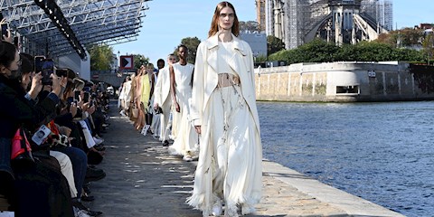PARİS MODA HAFTASI: CHLOE İLKBAHAR / YAZ 2022 DEFİLESİ