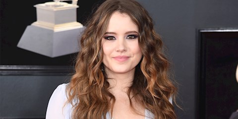 ZEYNEP KARTAL TASARIMI GRAMMY KIRMIZI HALISINDA