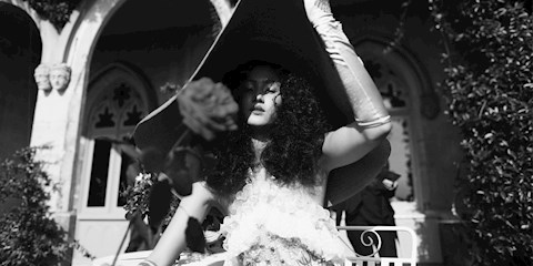 BALIK BURCUNDA ROMANTİK BİR DOLUNAY