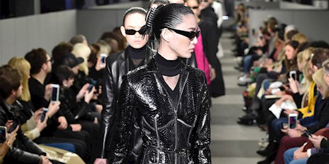 ALEXANDER WANG SEKSENLERİN EN POPÜLER AKSESUARINI GERİ GETİRDİ