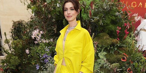 ANNE HATHAWAY, GÜNEŞ GİBİ PARLADI