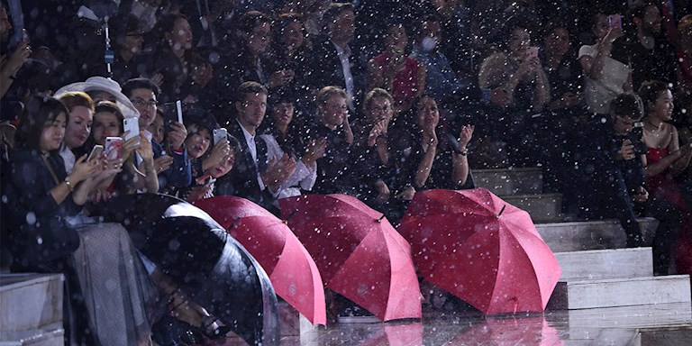 DIOR CRUISE 2019 DEFİLESİNDEKİ YAĞMURU UNUTTURACAK GÖSTERİ