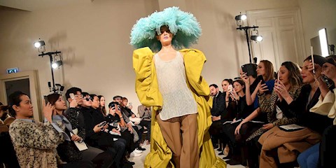 VALENTINO’NUN RENKLİ COUTURE DEFİLESİ