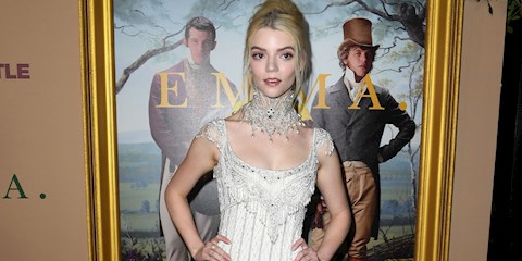ANYA TAYLOR-JOY’UN ALTIN KÜRE ELBİSESİNİN YAPIMI 300 SAAT SÜRMÜŞ!