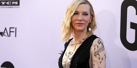 CATE BLANCHETT'İN DÖVMELİ ELBİSESİ 