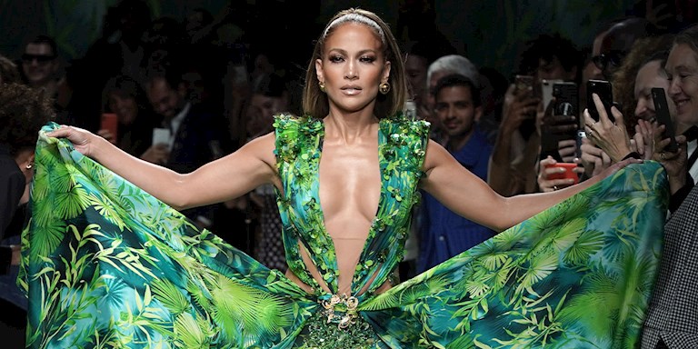 JENNIFER LOPEZ’DEN YENİ SINGLE’I İÇİN CESUR POZLAR